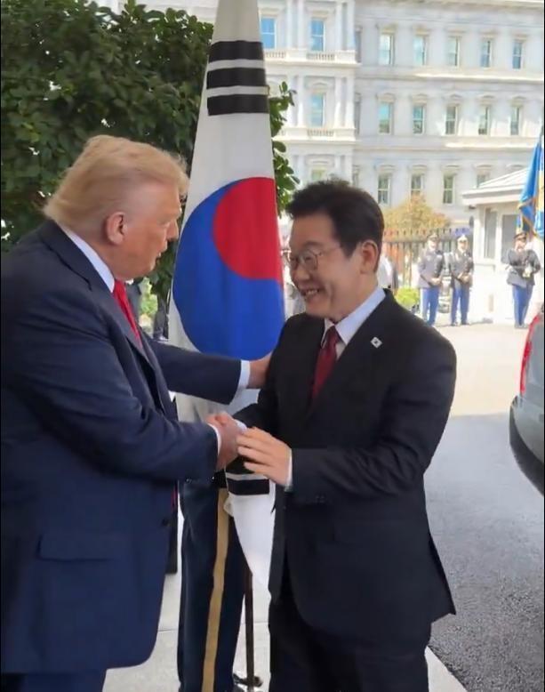 特朗普身体真的“亮红灯”了吗 瘀斑与浮肿引发担忧