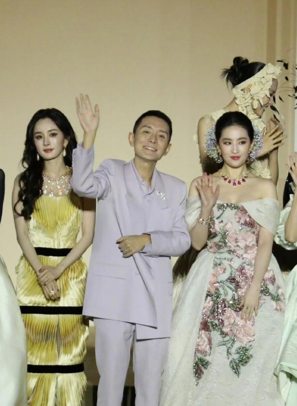 娜扎一把拉过杨幂