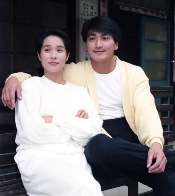 最帅"展昭"何家劲承认已婚生女 笑称:老婆不漂亮,女儿漂亮