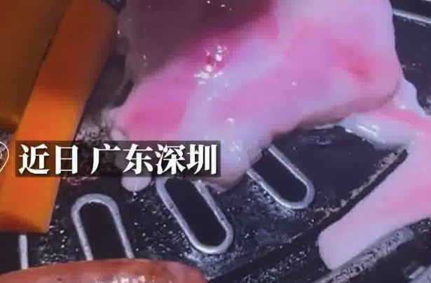 顾客烤肉流出粉色奶油状液体 商家:这是血水,不是合成肉