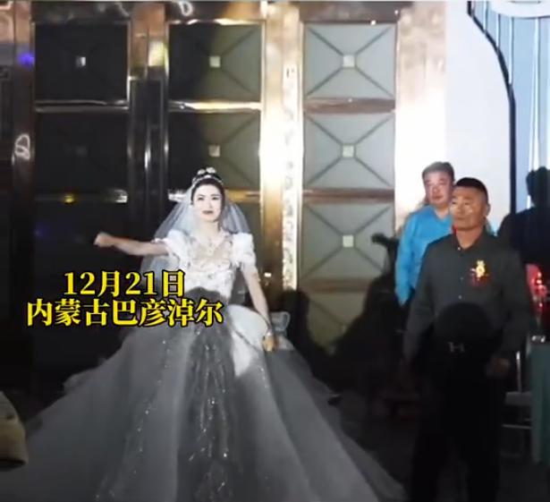 婚礼现场新娘与父亲共舞