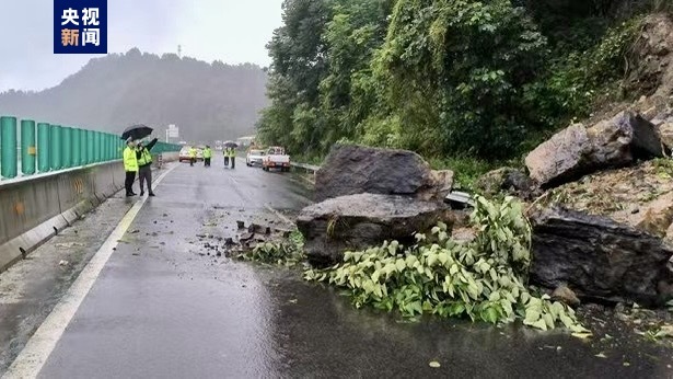 强降雨致塌方 G60沪昆高速贵州黔南段临时交通管制