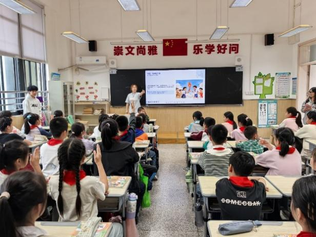 武汉学院大学生志愿者走进小学宣讲“三大精神”