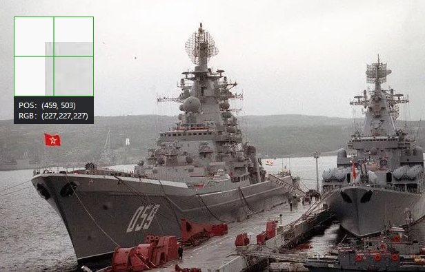 “基洛夫”级（左）和“光荣”级巡洋舰在一起
