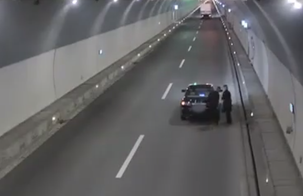夫妻高速吵架 妻子一吻两人瞬间和好
