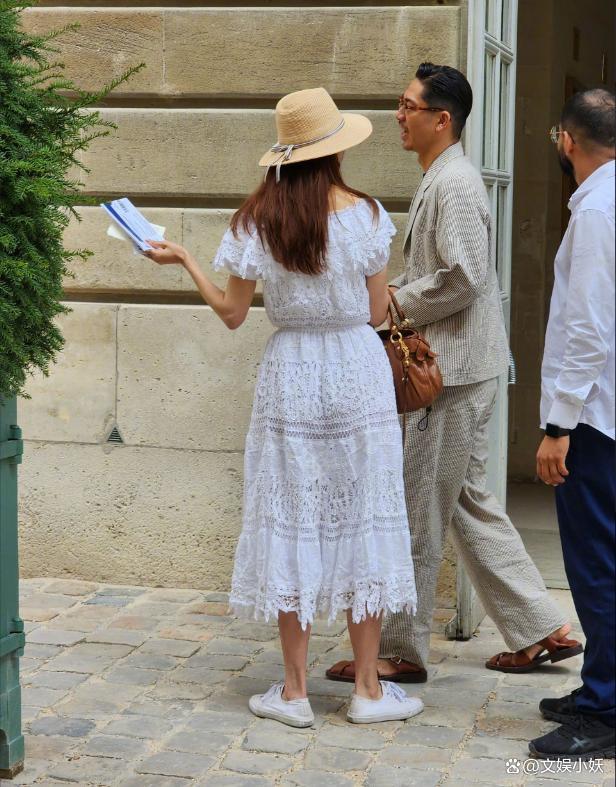 网友在巴黎偶遇林志玲，夫妇两手牵手逛凡尔赛宫，破家暴不和传闻