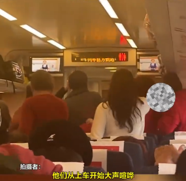大爷大妈上车后大声喧哗唱歌拍视频
