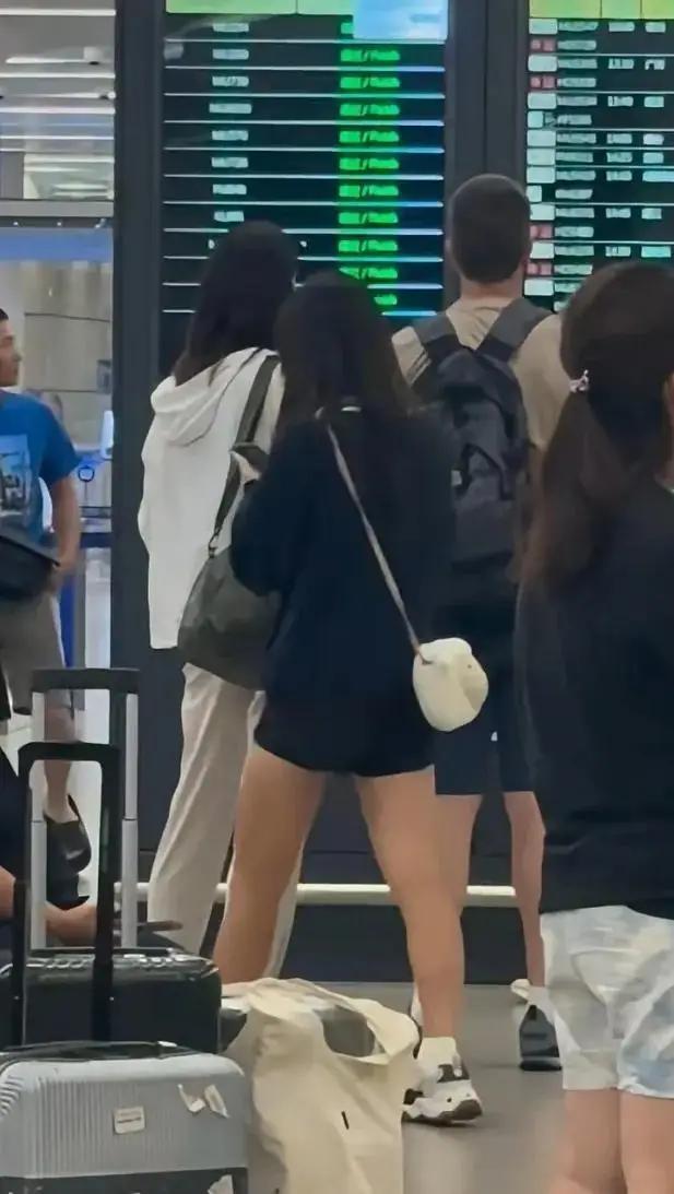 17歲森碟獨自坐飛機被偶遇 成長中的風(fēng)一樣女孩