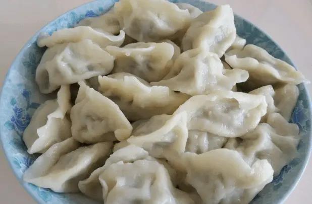 韭菜猪肉饺子，拌馅很重要，多加2种水，一口一个超鲜美