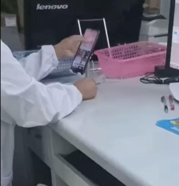 医务人员边看视频边取药 院方：目前已经对其进行了停职处理