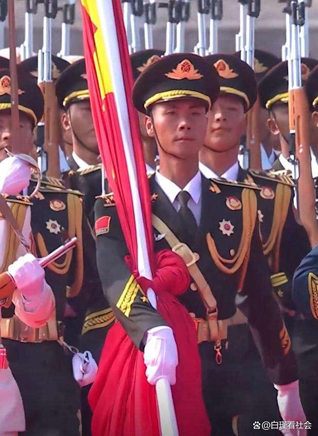 河南小伙张威任阅兵升旗手,每天挥臂1300下,13双破手套令人泪目