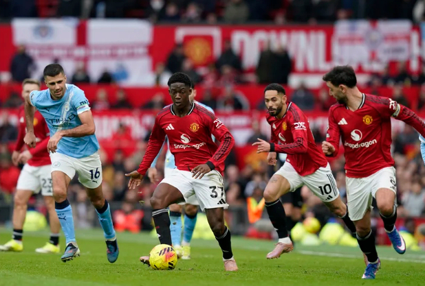 曼联冬窗按兵不动！中场两大悍将留队 绯闻新援心向皇马 卡里克获支持