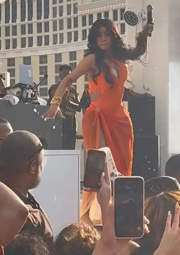 Cardi B因殴打他人被起诉 演出风波再起