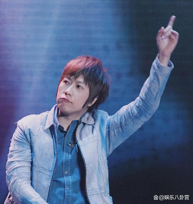 五月天阿信晒寸头照 愚人节玩笑引发热议