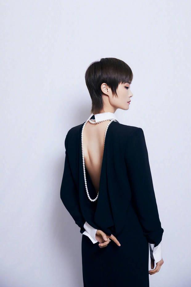 李宇春露背黑裙高贵优雅 现场演唱声情并茂 - 娱乐八卦 - 爱兔网 - 爱