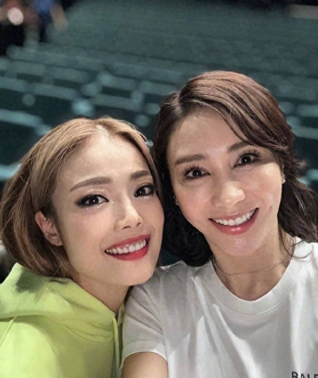 照片中,两人贴脸搂腰合影画面很是亲密.容祖儿友爱环抱黎姿.