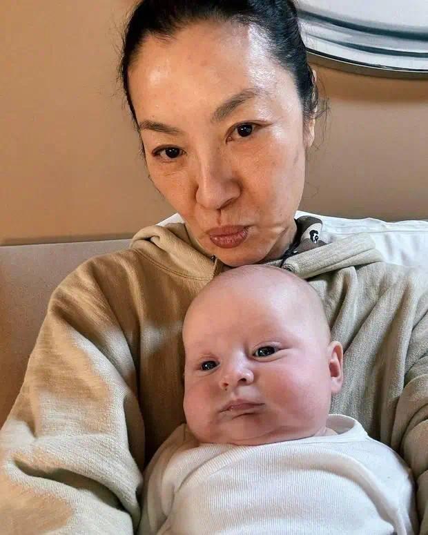 杨紫琼与让托德结婚后直接升级当奶奶抱乖孙合影3