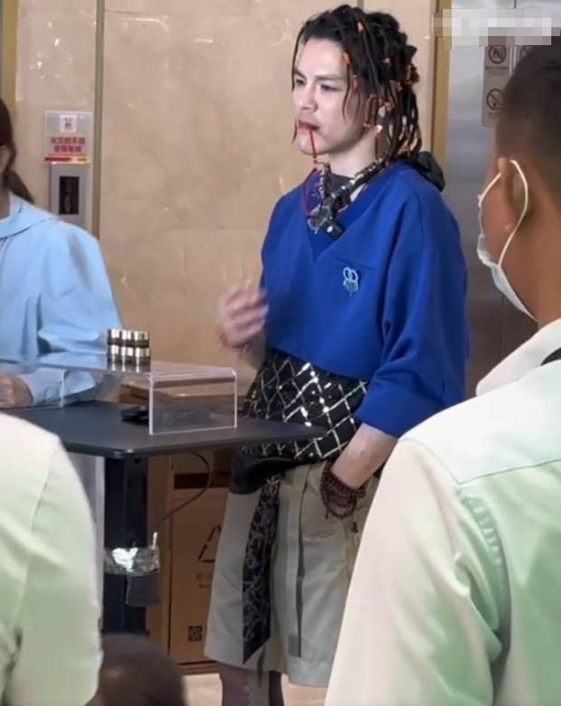 向佐最新直播造型曝光 涂口红穿短裤配黑丝