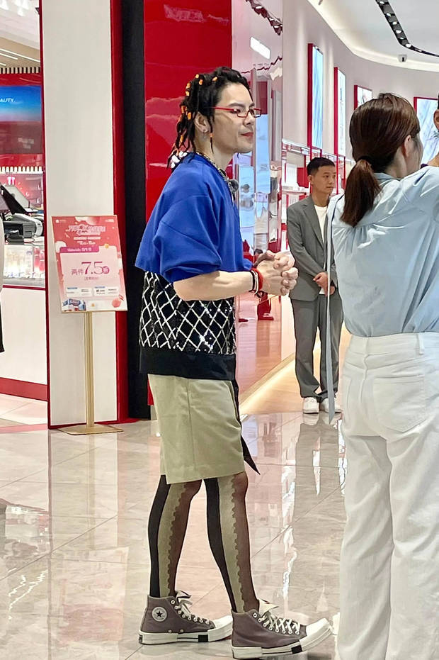 向佐最新直播造型曝光 涂口红穿短裤配黑丝