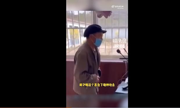 村民用大喇叭公开检讨