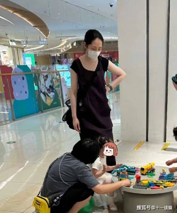 网友偶遇郭碧婷逛商场，打扮随意被指像素人