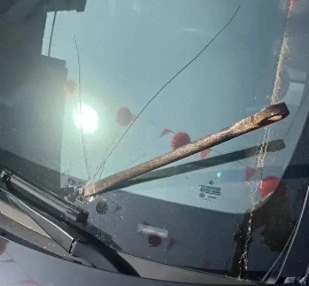 邻居用板砖砸坏婚车 拍摄者：说挡住了他们的道路