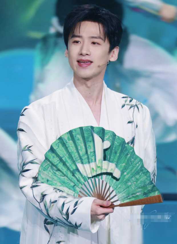 《上春山》事件大反转？白敬亭工作人员说魏大勋掉扇子 