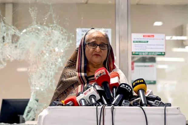 孟加拉76岁女总理逃到印度，数千抗议者冲进她的住处，家具宠物都拿走