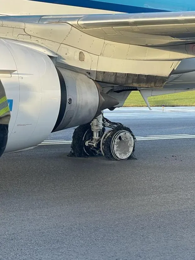 荷兰一客机着陆时起落架坍塌 轮胎故障引发惊魂时刻