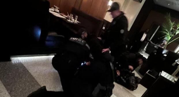 美特工闯入白宫附近餐馆逮捕夫妇：拔枪喊“趴下”顾客称像拍电影