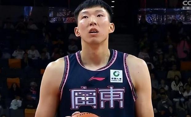 广东男篮,以坚韧精神和强大实力闻名,却在休赛期遇到难题:确保周琦留 