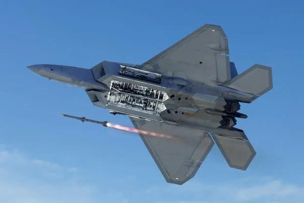 美媒稱殲20可擊敗F35和F22 大V解讀 殲20開(kāi)啟“野獸模式”