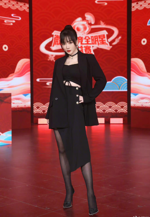 41岁柳岩再秀性感黑丝勾勒大长腿颜值最抗打