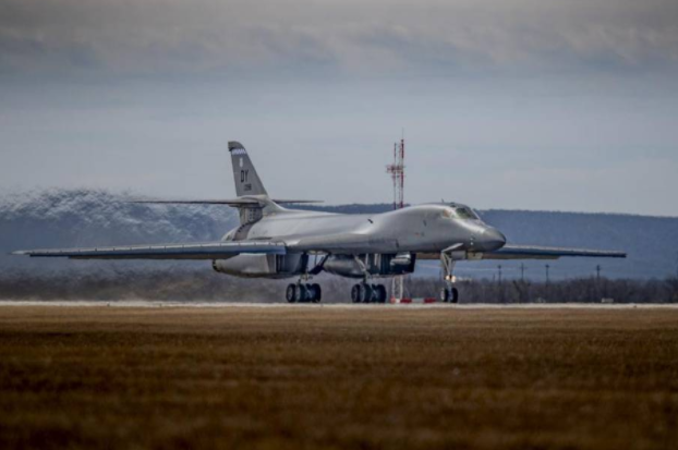 美军B-1B轰炸机基地内起火 疑似飞机燃烧画面曝光