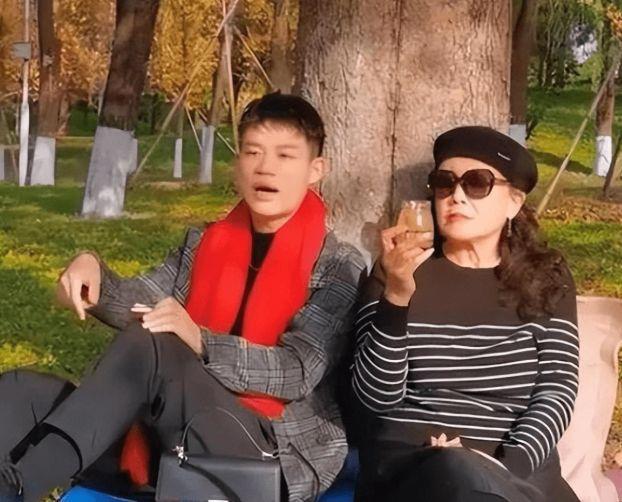 孟贺直播带货被举报下播 钱还没赚到就遭到了网友的投诉