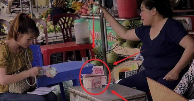 越南成捆的人民币在街道上摆放，到底要做什么？看完知道了