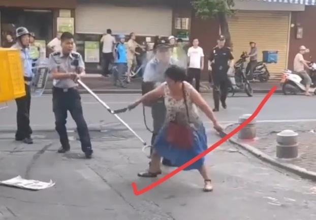 女子持双刀在街上 挥砍民警被制服，网上评论令人心寒