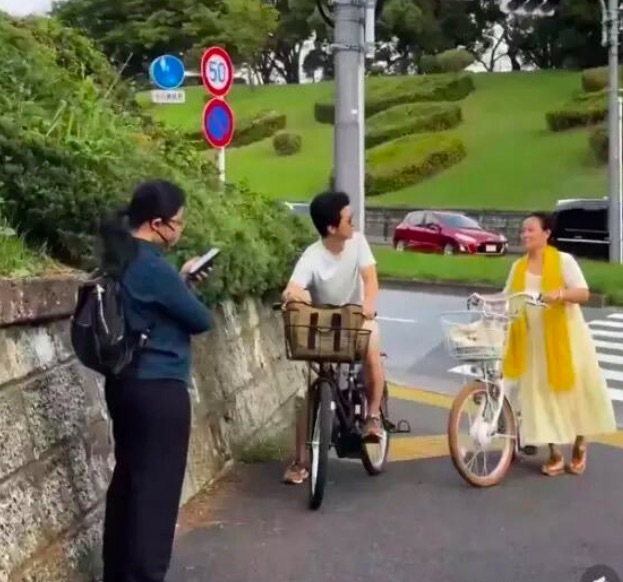 日本东京偶遇李健佳耦 网友称“老汉老妻的狂妄典范”