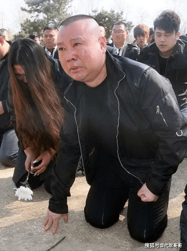 77岁侯耀华与美女歌手举止亲昵引争议，被嘲：已经活成了一个“笑话”