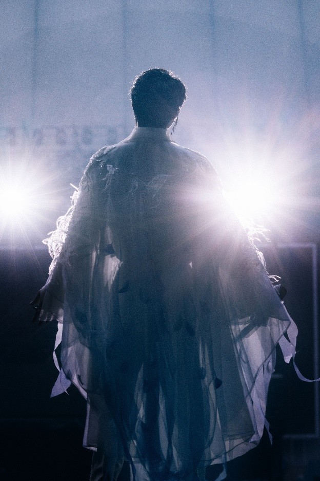 周深成都场演唱掀川渝音乐热潮 新曲目新造型新设计心意十足