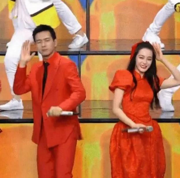 李现上台时扶迪丽热巴扶杨紫 双方粉丝彻底大和解了吧！两位姐姐都美！