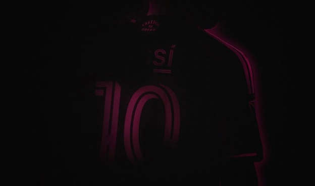 迈阿密国际主席晒梅西披10号球衣图