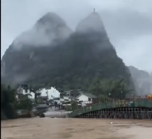 廣西一在建橋梁橋墩被洪水沖倒