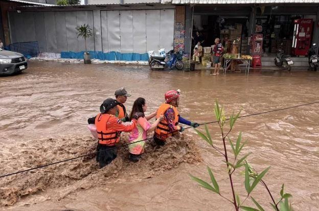 桦加沙逼近南海,泰国暴雨4人溺水身亡25万人受灾
