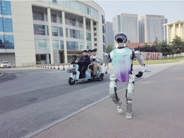 济南造“行者泰山”备战2026人形机器人半程马拉松