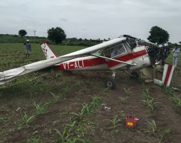 印度航空学院教练机坠毁女飞行员受伤