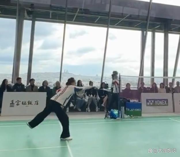 张曼玉林丹搭档打羽毛球 女神赛场风采引热议