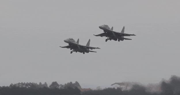 “95后”歼16飞行员亮相“代表通道” 分享强军经历与感悟