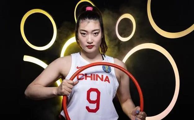 未来接班李梦！中国女篮18岁1米86混血前锋出炉：首秀11 8 5，新星闪耀赛场