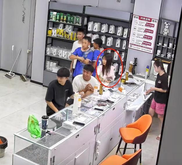 女孩推倒商家玻璃门淡定捋头发进店 大力出奇迹
